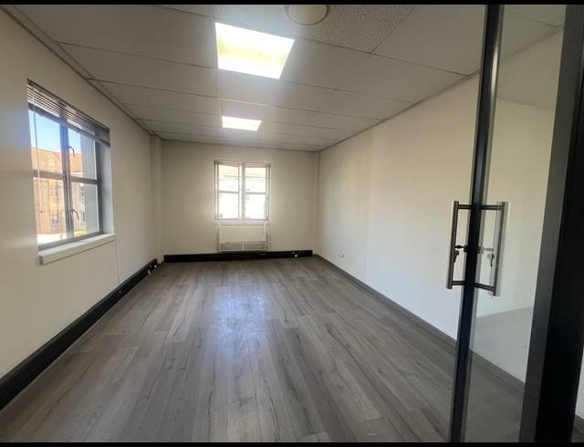 90M² OFFICE TO LET IN HYDE PARK